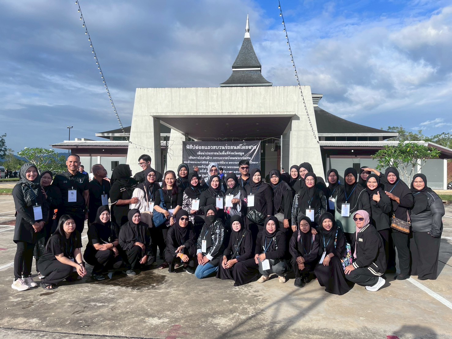 อบต.ตำมะลัง พร้อมประชาชนตำบลตำมะลัง เดินทางเข้าเฝ้าฯ กราบถวายบังคมพระบรมศพ สมเด็จพระนางเจ้าสิริกิติ์ พระบรมราชินีนาถ พระบรมราชชนนีพันปีหลวง ณ กรุงเทพมหานคร

วันที่ 19 ธันวาคม 2568 เวลา 07.00 น. ณ ศูนย์บริการนักท่องเที่ยวจังหวัดสตูล (Satun Geopark Gateway) ตำบลควนโดน อำเภอควนโดน จังหวัดสตูล นายคณิต คงช่วย ผู้ว่าราชการจังหวัดสตูล เป็นประธานในพิธีปล่อยขบวนประชาชนจังหวัดสตูล ครั้งที่ 2 จำนวน 819 คน เดินทางเข้าเฝ้าฯ กราบถวายบังคมพระบรมศพ สมเด็จพระนางเจ้าสิริกิติ์ พระบรมราชินีนาถ พระบรมราชชนนีพันปีหลวง ณ กรุงเทพมหานคร
📌ในการนี้ มีหัวหน้าส่วนราชการ รองผู้อำนวยการรักษาความมั่นคงภายในจังหวัดสตูล (ฝ่ายทหาร) ปลัดจังหวัดสตูล ผู้บังคับการตำรวจภูธรจังหวัดสตูล และนายอำเภอทุกอำเภอ ร่วมส่งคณะเดินทาง พร้อมย้ำเน้นการดูแลความปลอดภัยและการอำนวยความสะดวกแก่พี่น้องประชาชนตลอดการเดินทางให้เป็นไปด้วยความเรียบร้อย